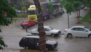 İzmir Ödemiş'te yollar göle döndü