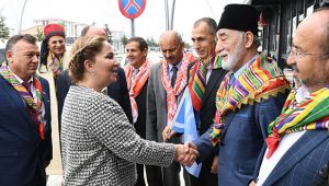 Uşak Valisi Kocabıyık göç yolunda yürüyen Yörükleri sevindirdi