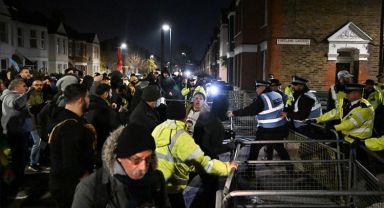 Terör örgütü PKK yandaşları ile Londra polisi arasında çatışma