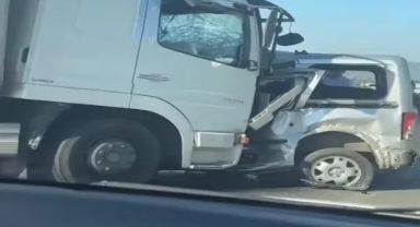 İzmir'in Menderes ilçesinde otomobil tırla çarpıştı