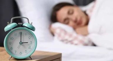 Nörobilim uzmanı uyardı: Sabah uyanır uyanmaz yaptığınız bu hata tüm gününüzü sabote ediyor