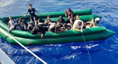 İzmir açıklarında 18 düzensiz göçmen kurtarıldı, 16 düzensiz göçmen yakalandı