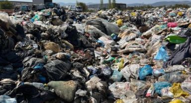 İzmir'de çöpten sıradağları! Rastgele boş araziye dökülüyor