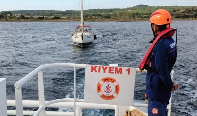 Çanakkale Boğazı'nda sürüklenen tekne kurtarıldı