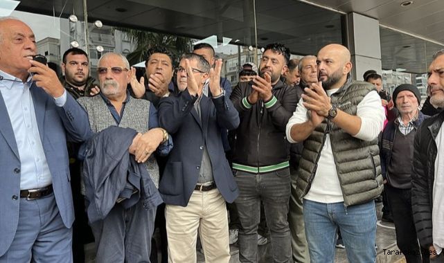 İzmir'de pazarcılar Karşıyaka Belediyesinin önünde eylem yaptı