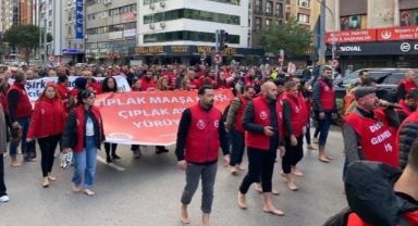 İzmir'de haklarını alamayan belediye işçilerinden çıplak ayaklı eylem