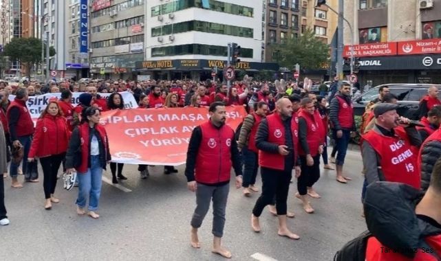 İzmir'de haklarını alamayan belediye işçilerinden çıplak ayaklı eylem