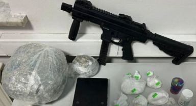 Cinayet zanlısı, hobi bahçesinde otomatik silah ve uyuşturucuyla yakalandı