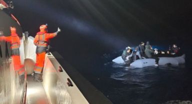 Urla açıklarında lastik bottaki 24 düzensiz göçmen kurtarıldı