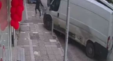 Freni patlayan minibüs, kaldırımdaki yayayı böyle çarptı