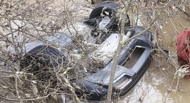 İzmir'de otomobil dereye uçtu: 2 kız kardeş hayatını kaybetti