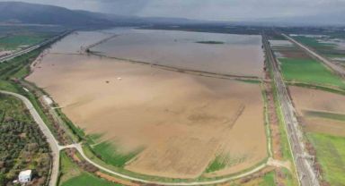 İzmir’de sağanak ovayı göle çevirdi