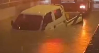 İzmir’de suyla dolan alt geçitte mahsur kalan sürücü hayatını kaybetti