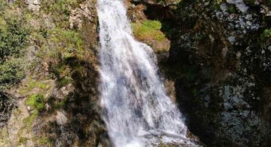 İzmir’de yağışların ardından Sancaklı Şelalesi coştu