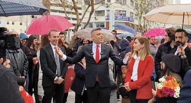 Yenilik Partisi İzmir İl Başkanlığı açılşında Genel Başkan Öztürk Yılmaz iktidarı sert şekilde eleştirdi