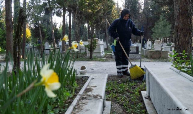 İzmir'de mezarlıklar Ramazan Bayramı'na hazırlanıyor