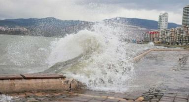 İzmir için 'kuvvetli rüzgar' ve 'fırtına' uyarısı!