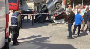 Kontrolden çıkan vincin otomobilleri sürüklediği anlar kamerada